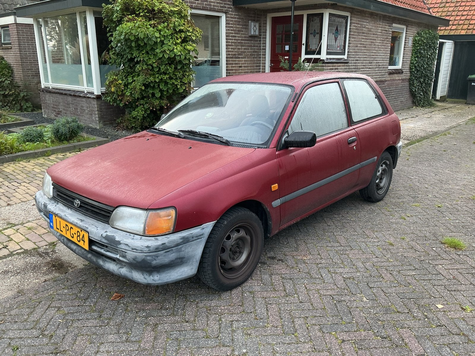 Toyota Starlet 1.3 XLI 12V E2 1995 Rood met trekhaak, 4 cilinders, Origineel Nederlands, Bedrijf, Handgeschakeld