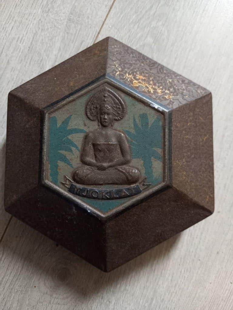Zeldzaam Oud Tjoklat Blik / Chocolade blik Zeskantig Boeddha, Ophalen of Verzenden