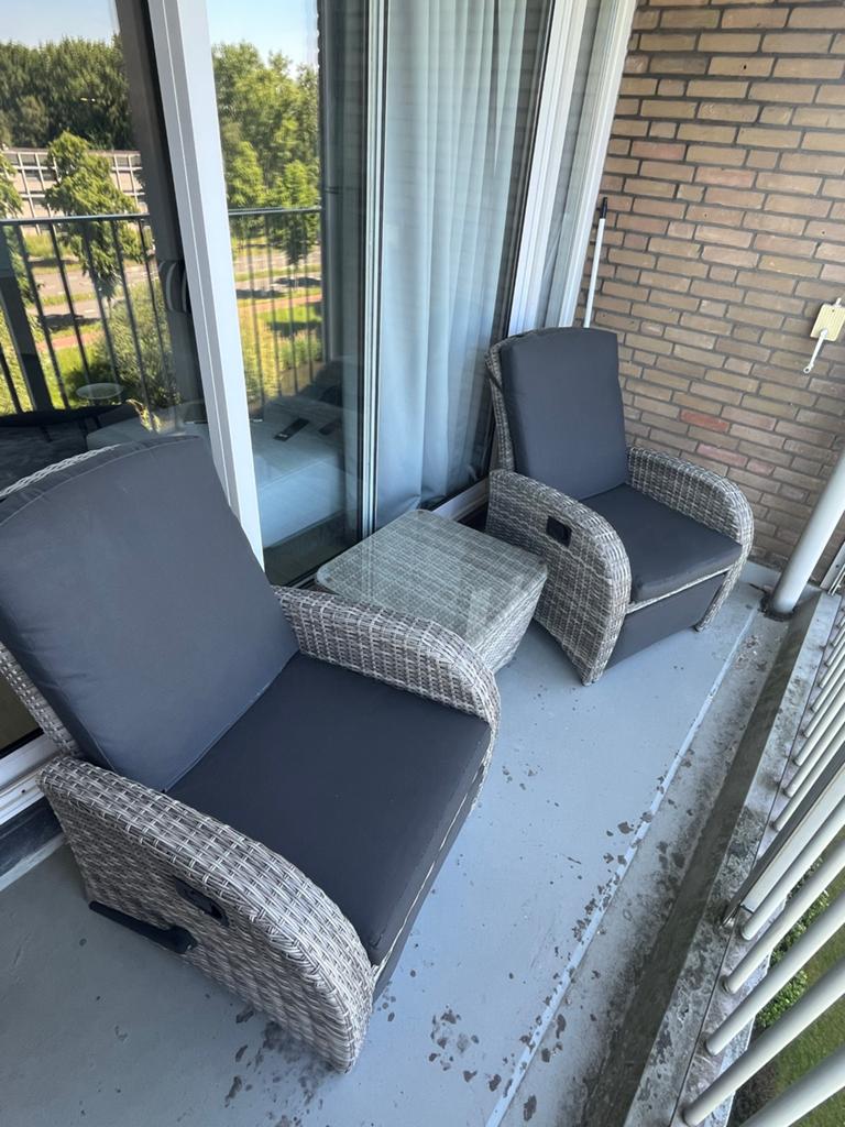 Comfortabele loungestoelen met voetensteun, inclusief tafel, Tuin en Terras, Gebruikt, Loungeset, Wicker, Stoel
