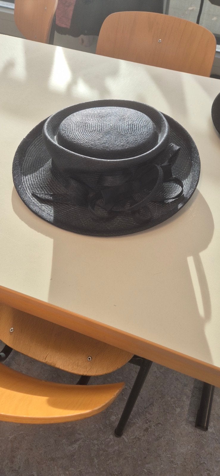 Elegante zwarte strooien hoed, Hoed, One size fits all, Ophalen of Verzenden, Onbekend