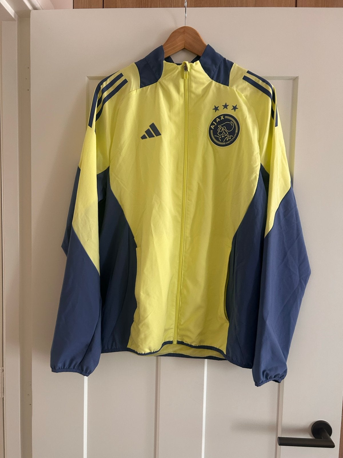 Officieel Ajax Trainingpak 2024/2025 Adidas - Heren Maat M, Ophalen, Nieuw, Voetbal, Meerkleurig