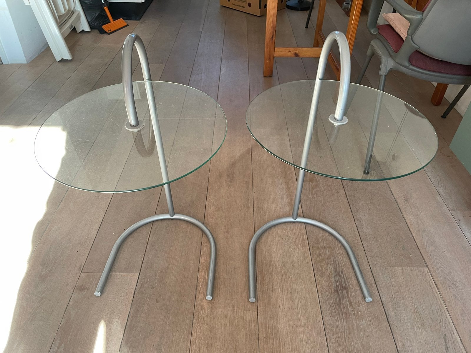Set van 2 glazen bijzettafels met metalen frame, Ophalen, Minder dan 55 cm, Gebruikt, Rond