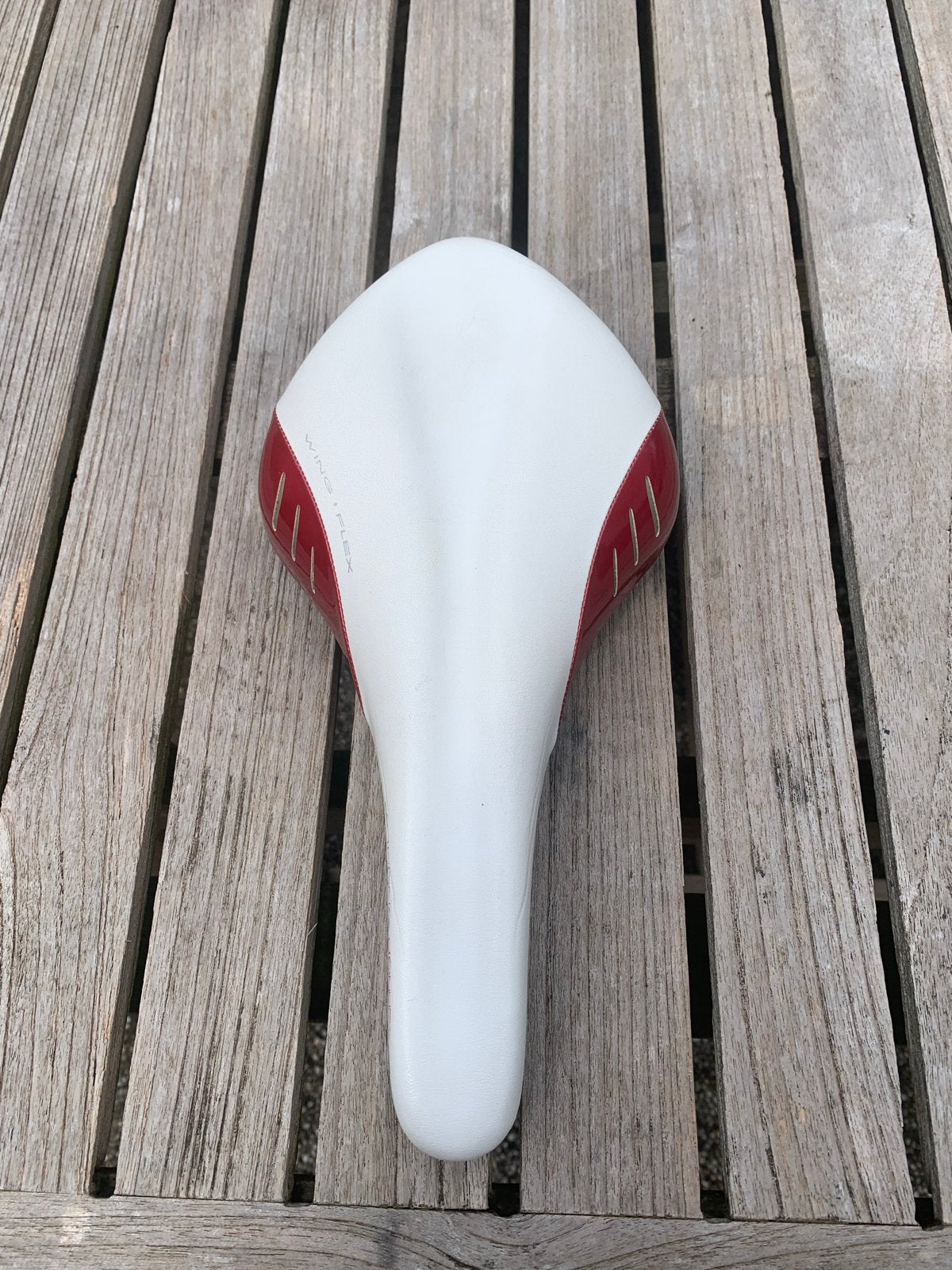 Fizik Vesta Wing Flex Dames Fietszadel Wit/Rood, Kunststof, Ophalen of Verzenden, Zo goed als nieuw, Zadel