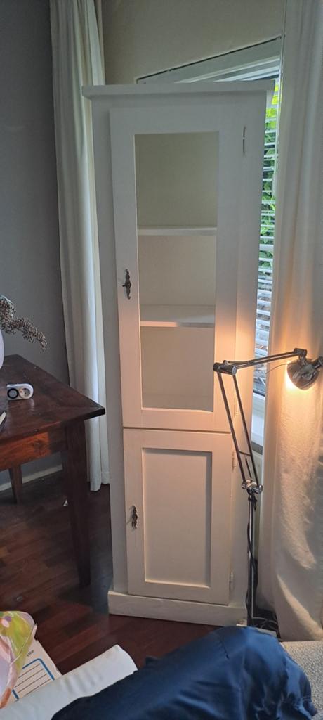 Witte vitrinekast met deur zonder glas, Ophalen