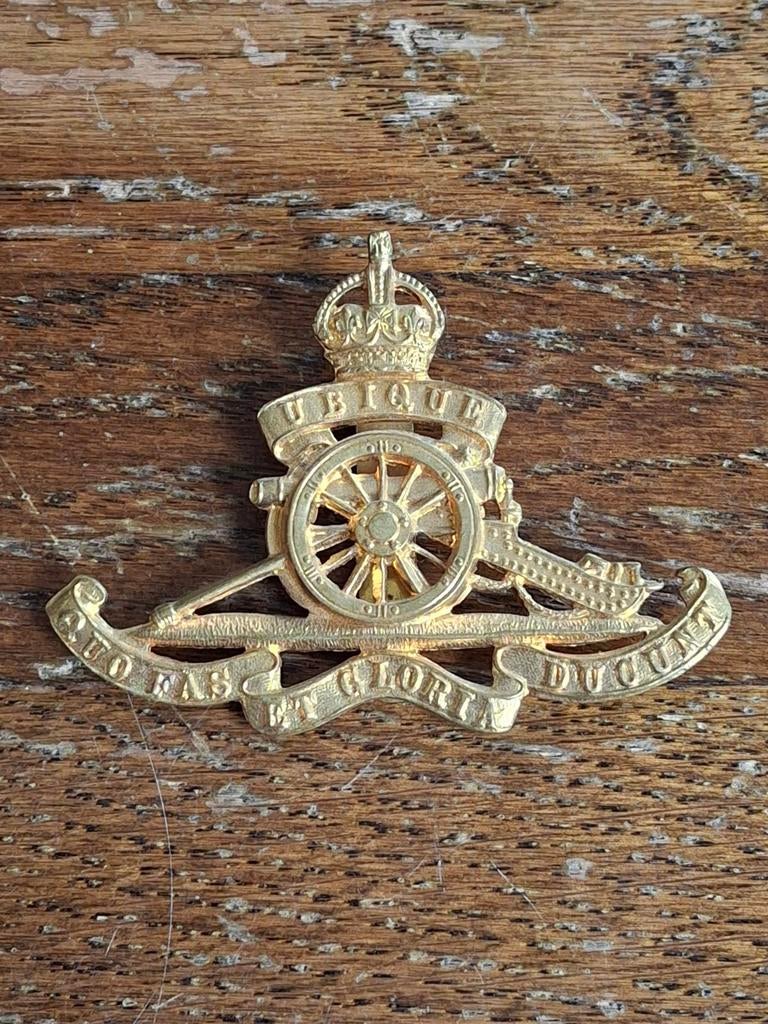 Pet- Baretembleem Royal Artillery, Ophalen of Verzenden, Landmacht, Engeland, Embleem of Badge