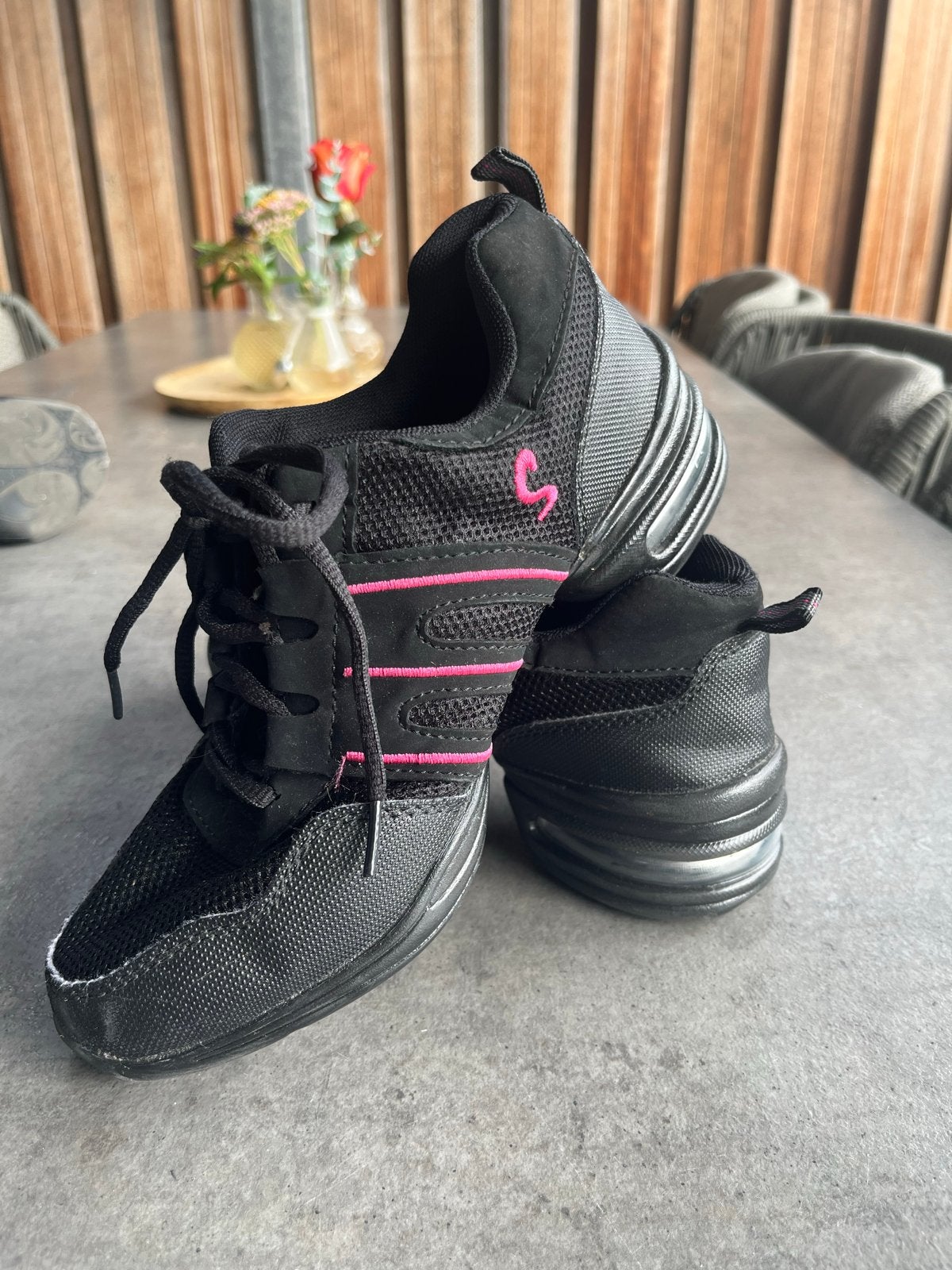 Zwarte dansschoenen met roze accenten, maat 38, Kleding | Dames, Ophalen of Verzenden, Gedragen, Zwart, Dansschoenen
