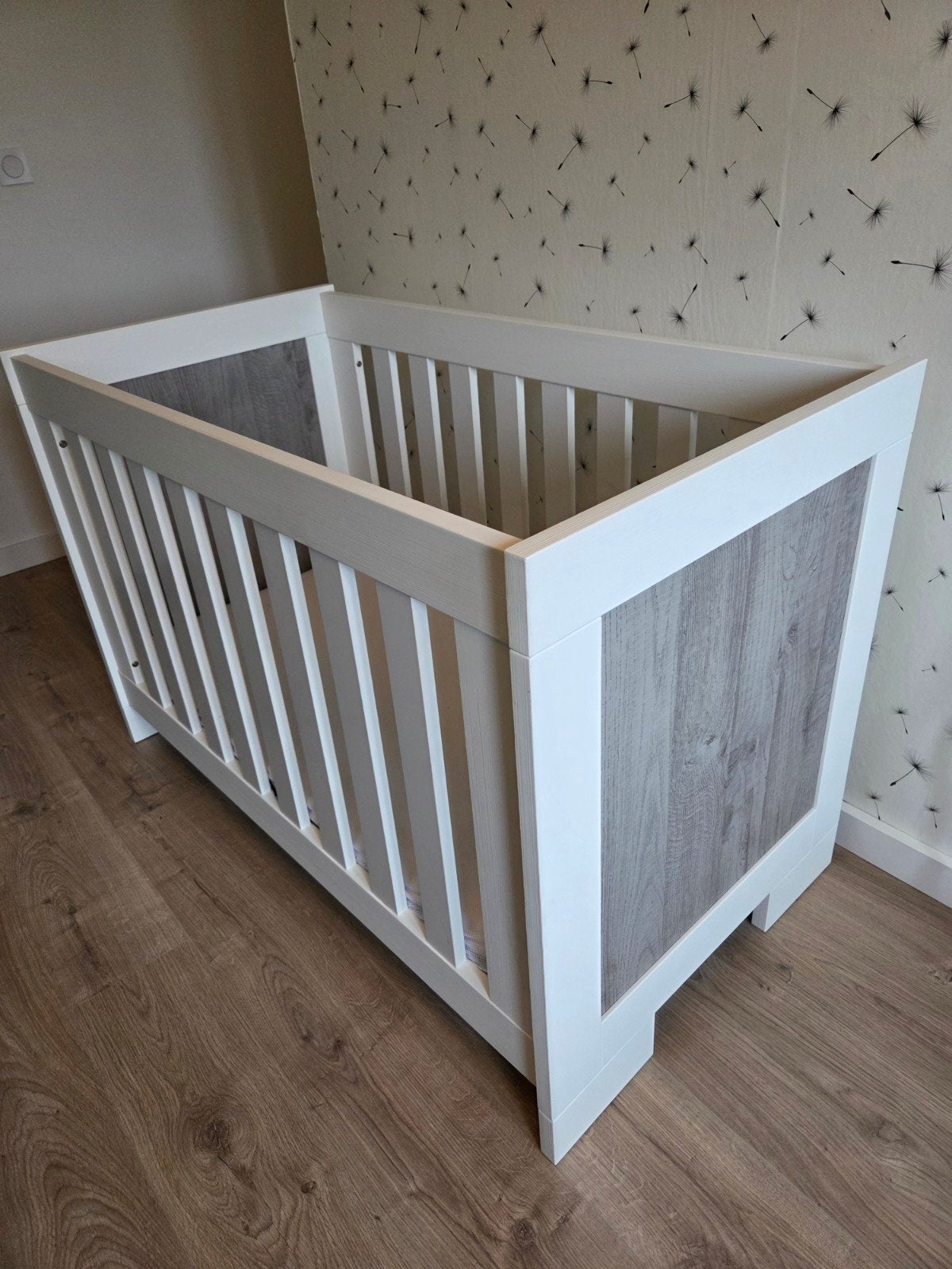 Foto 3 van babykamer bed, kast, commode, muurplankje (merk TWF)