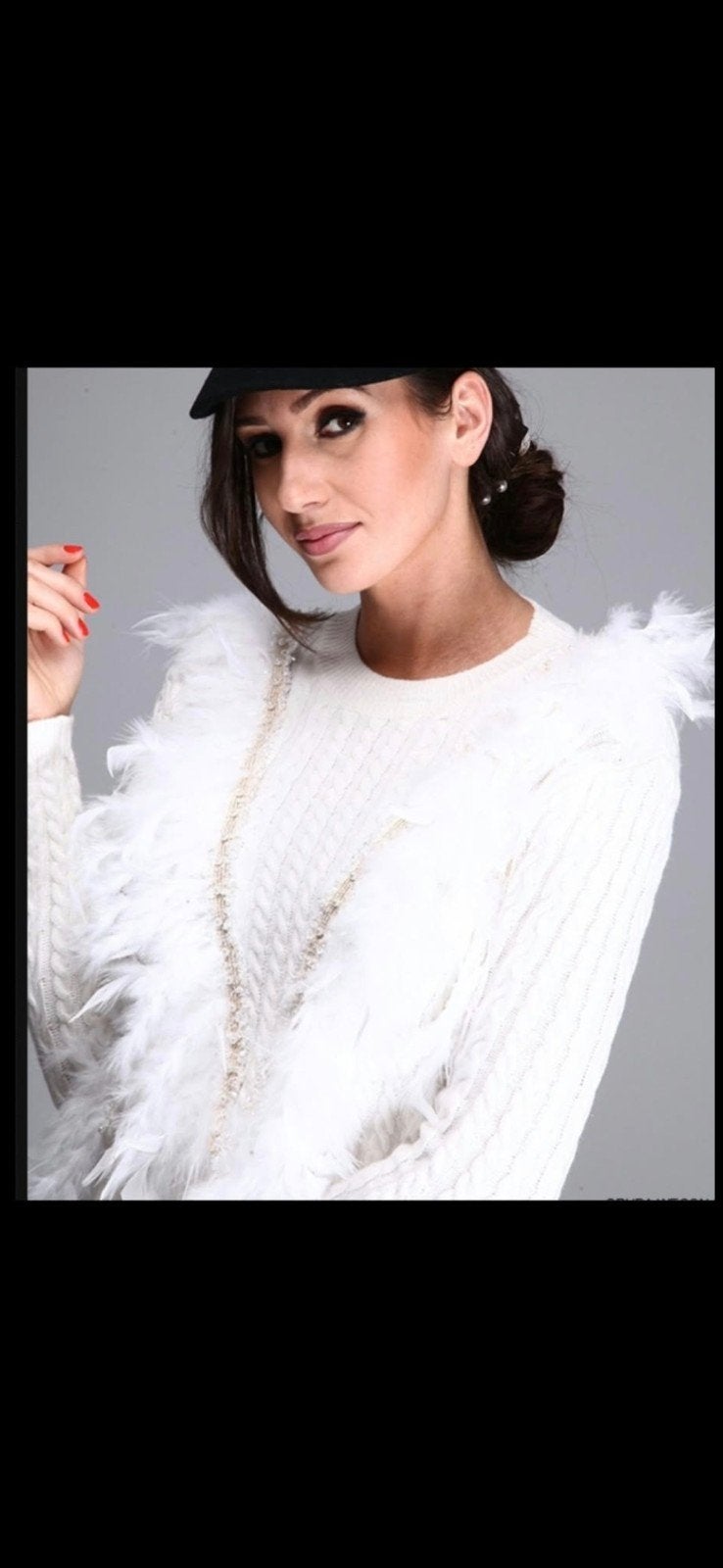 Witte trui met veren en parels. Maat s/m, Maat 38/40 (M), May, Wit, Nieuw