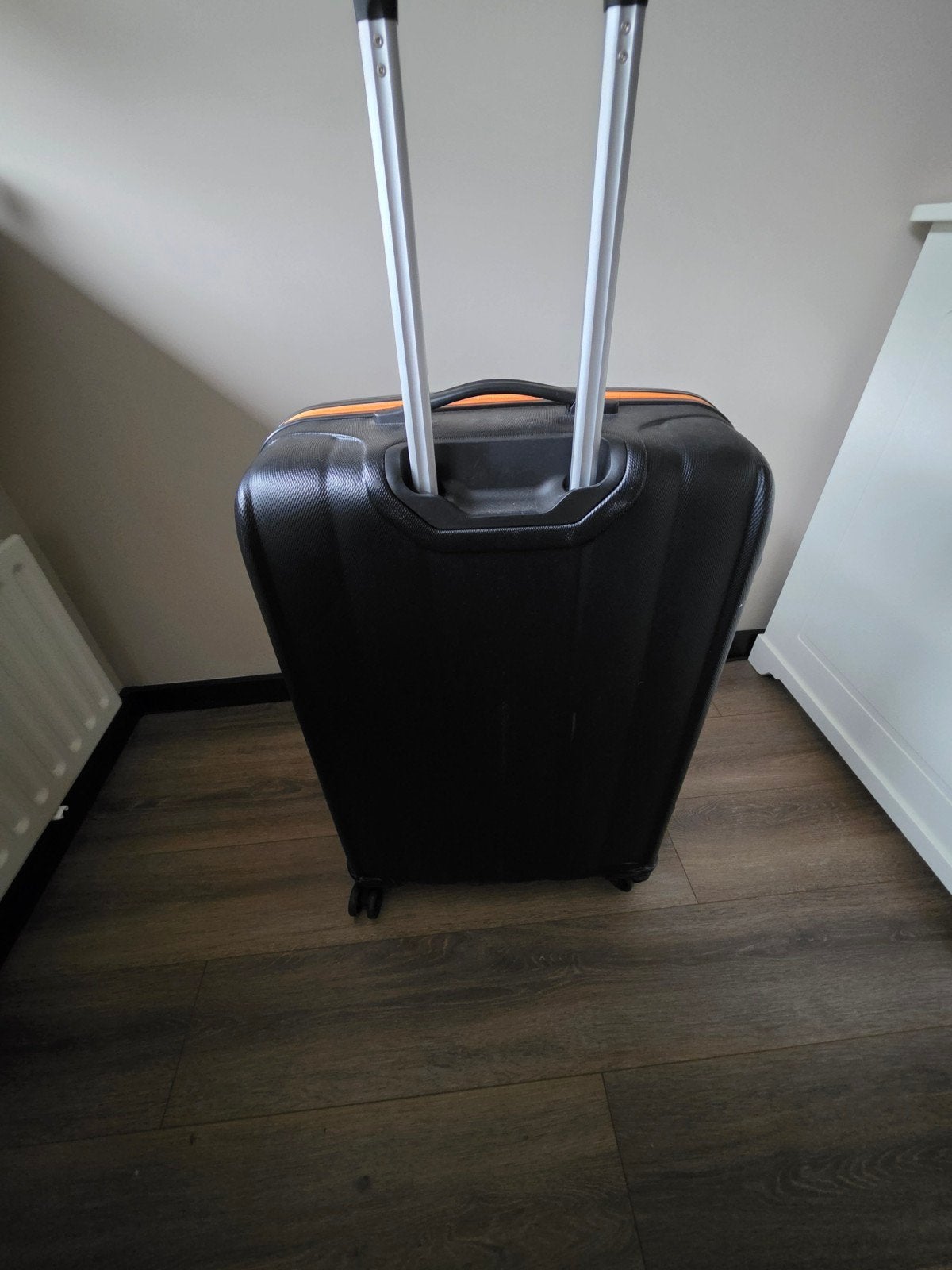 Zwarte koffer met wieltjes en uitschuifbare handgreep, Uitschuifbare handgreep, Gebruikt, Hard kunststof, 35 tot 45 cm