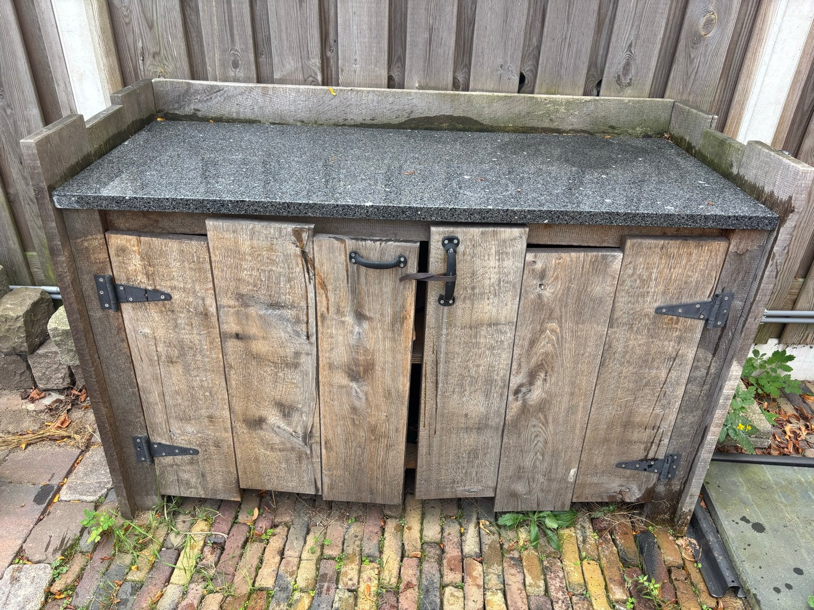 Robuuste houten berging met granieten blad, Ophalen, Gebruikt, Hout, Overige typen