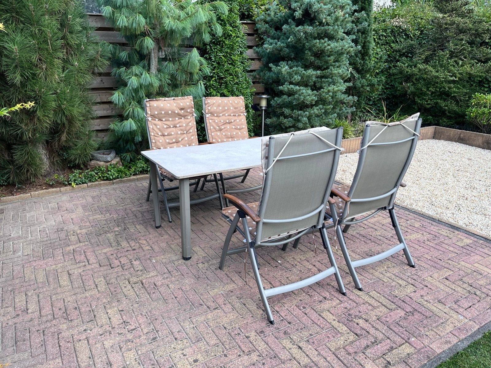 Tuinset met composiet tafelblad en teakhouten armleuningen, Ophalen, 4 zitplaatsen, Gebruikt, Aluminium