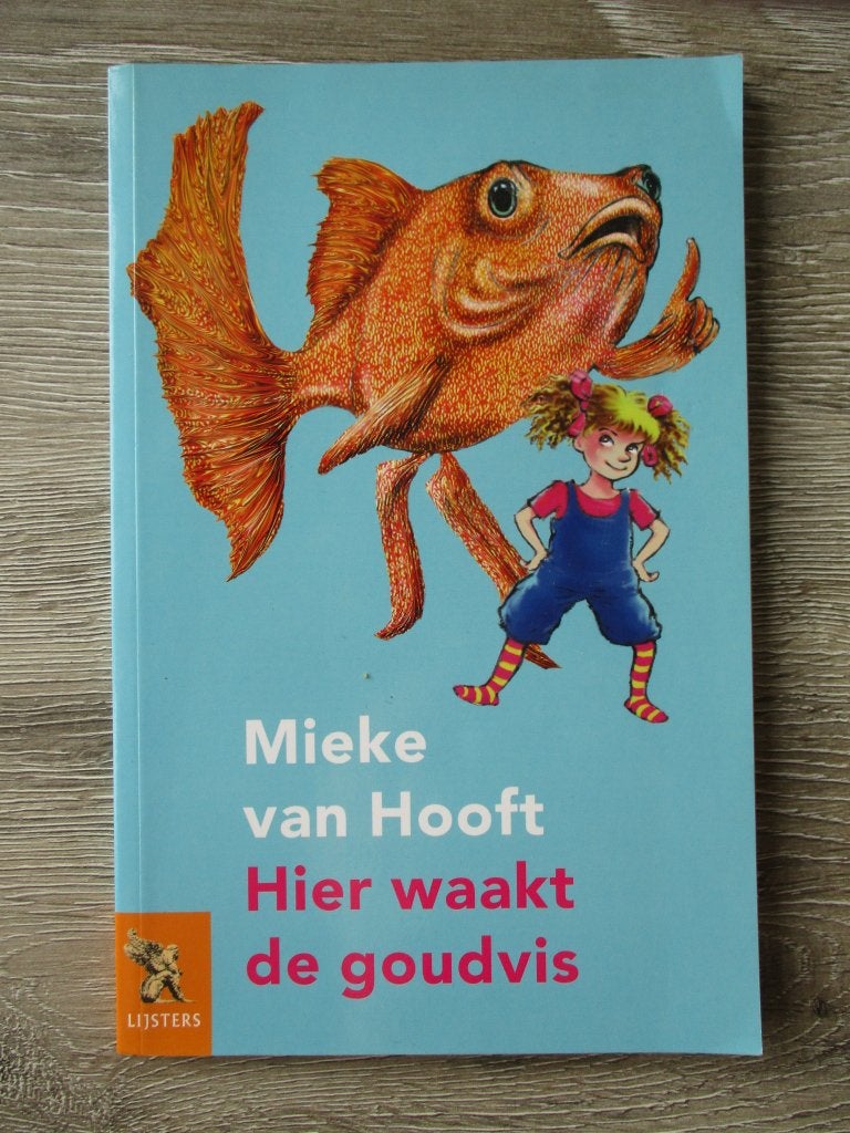 Hier waakt de goudvis - Mieke van Hooft, Ophalen of Verzenden, Gelezen, Fictie algemeen