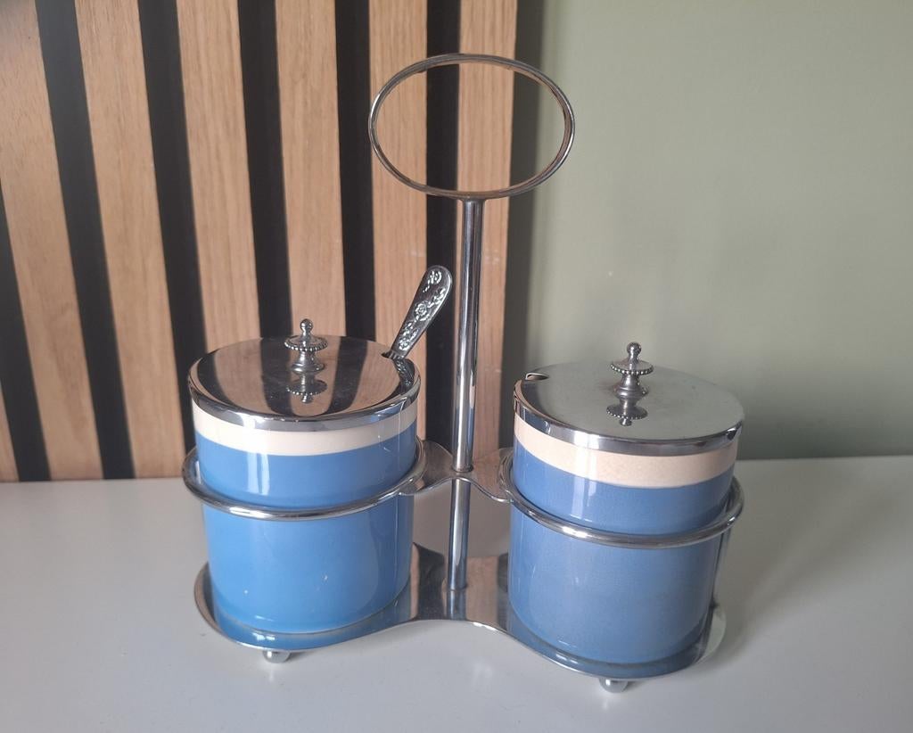 Charmant vintage jampotjes duo, compleet met houder en lepel, Gebruikt, Keramiek, Overige typen, Ophalen of Verzenden