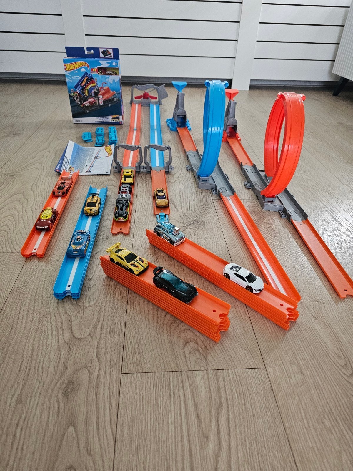 Hot Wheels: Double Loop Dash, Fuel Station (new) & 13 auto's, Ophalen, Zo goed als nieuw, Hot Wheels, Handmatig
