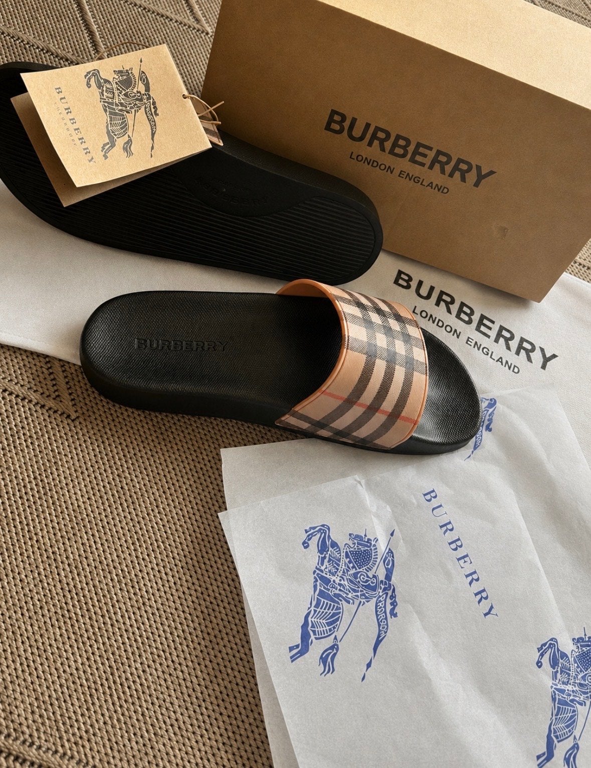 Nieuwe Burberry slippers - Maat 43, Ophalen of Verzenden, Nieuw, Slippers