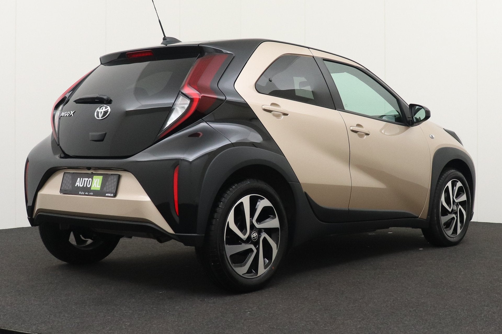 Toyota Aygo X 1.0 Aut. VVT-i S-CVT Play Camera Carplay Adapt, Auto's, Dealer onderhouden, Stof, Gebruikt, Zwart