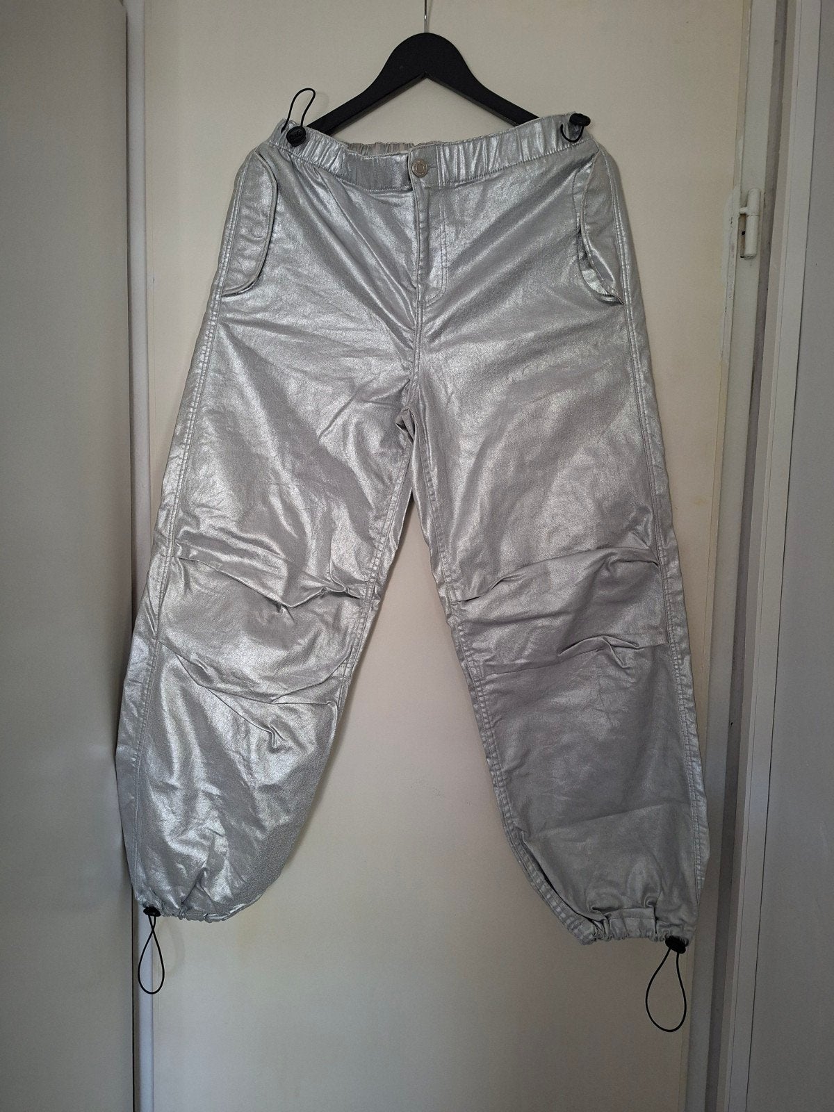 Bershka zilveren metallic cargobroek, Zo goed als nieuw, Maat 36 (S), Lang, Zilver