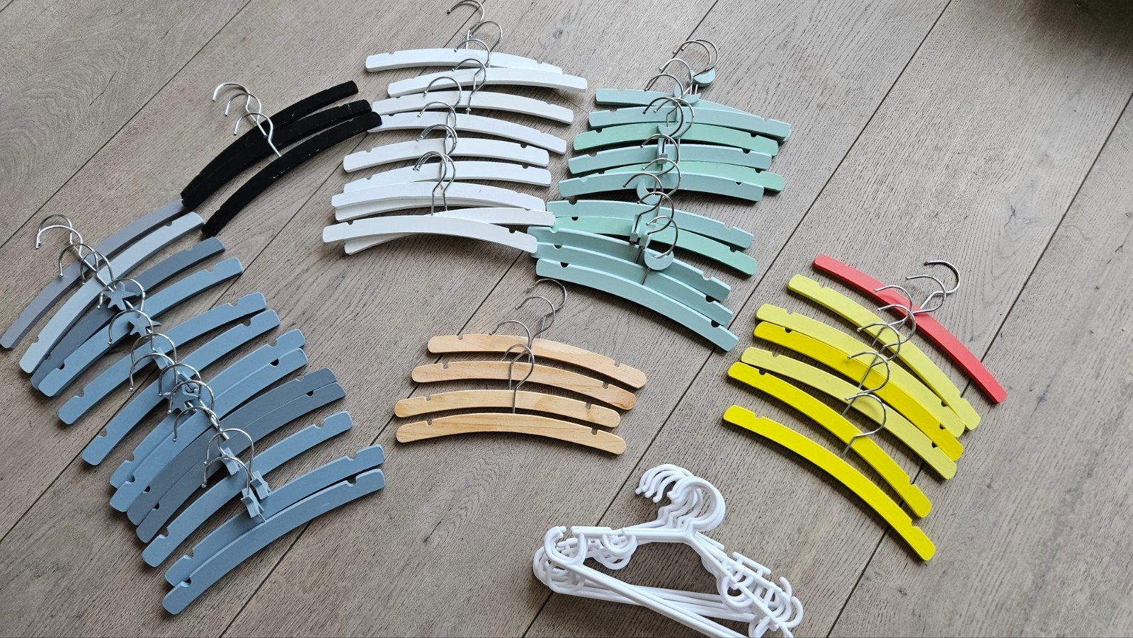 48 houten kind/baby kledinghangers en 10 plastic, Kinderen en Baby's, Babymode-accessoires, Ophalen of Verzenden, Zo goed als nieuw