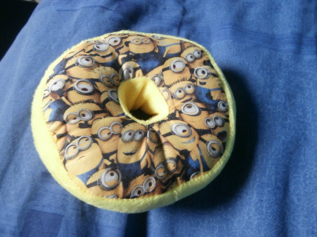 Disney film Minions Despicable Me donut knuffel kussen, Ophalen of Verzenden, Overige figuren, Nieuw, Beeldje of Figuurtje