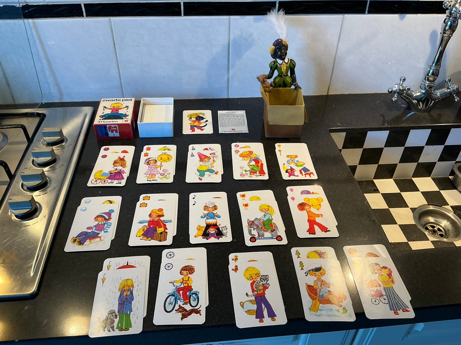 Zwarte piet met een doos en kwartet, Ophalen of Verzenden, Gebruikt