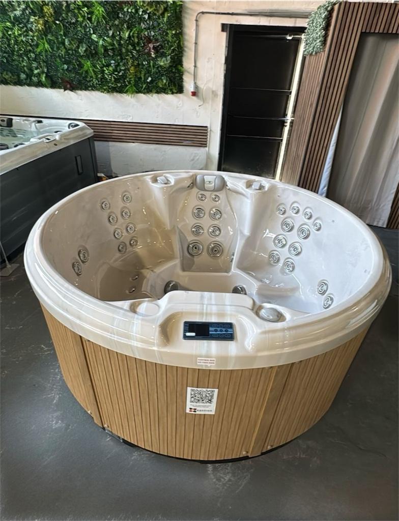 Nieuw - Jacuzzi rond luxe elekrische hottub Passion Recharge, Tuin en Terras, Ophalen of Verzenden, Nieuw, Overige typen