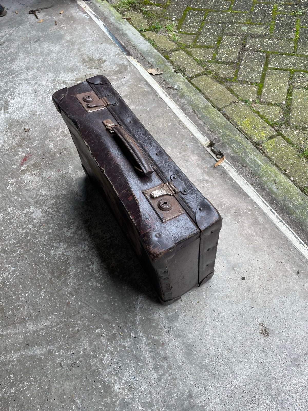 Vintage koffer met twee sleutels, Ophalen