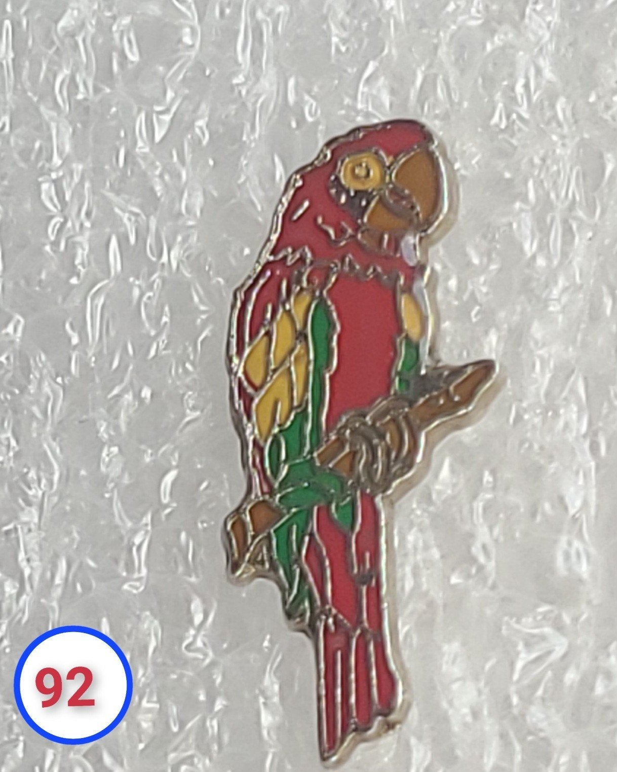 Pin Papegaai - Kleurrijke vogel op tak, Verzenden