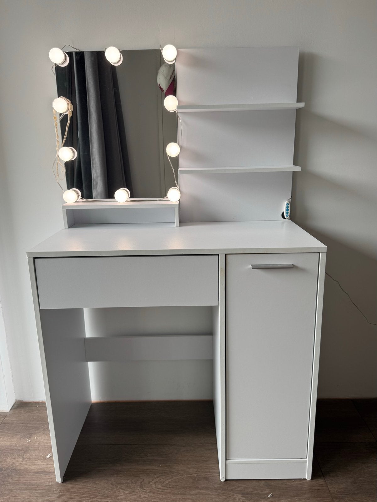Witte make-up tafel met spiegel en verlichting