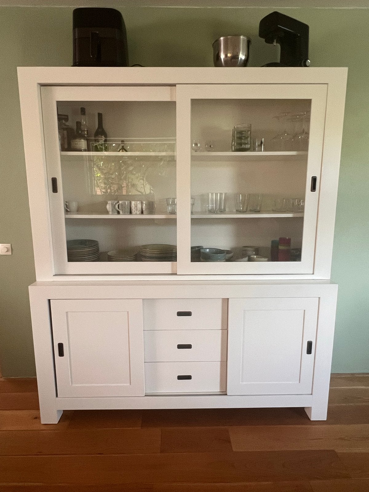 Witte buffetkast met glazen schuifdeuren en lades, Ophalen, Gebruikt, 100 tot 150 cm, Met lade(s)