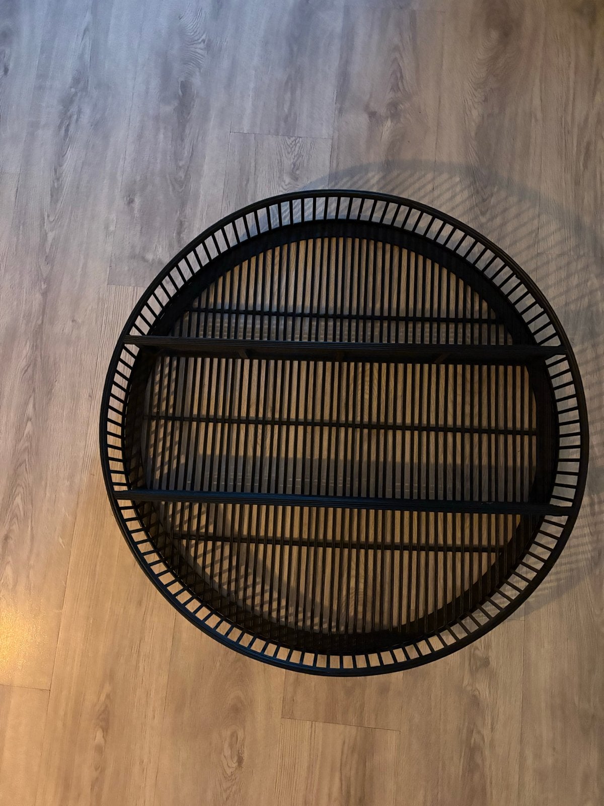 Zwart Rotan Wandrek met Twee Plankjes, Ophalen, Zo goed als nieuw