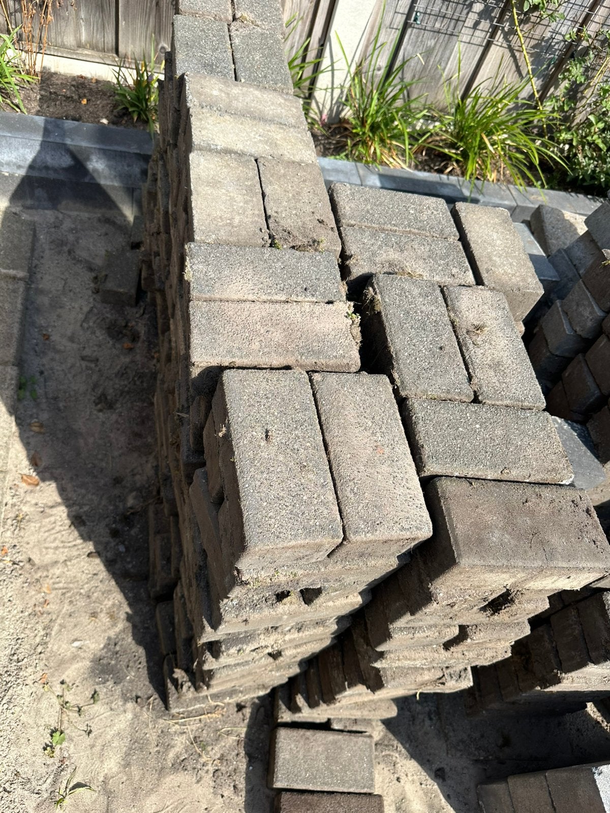 Gratis betonklinkers ongeveer 450 stuks, Ophalen, Zo goed als nieuw, Beton, Klinkers