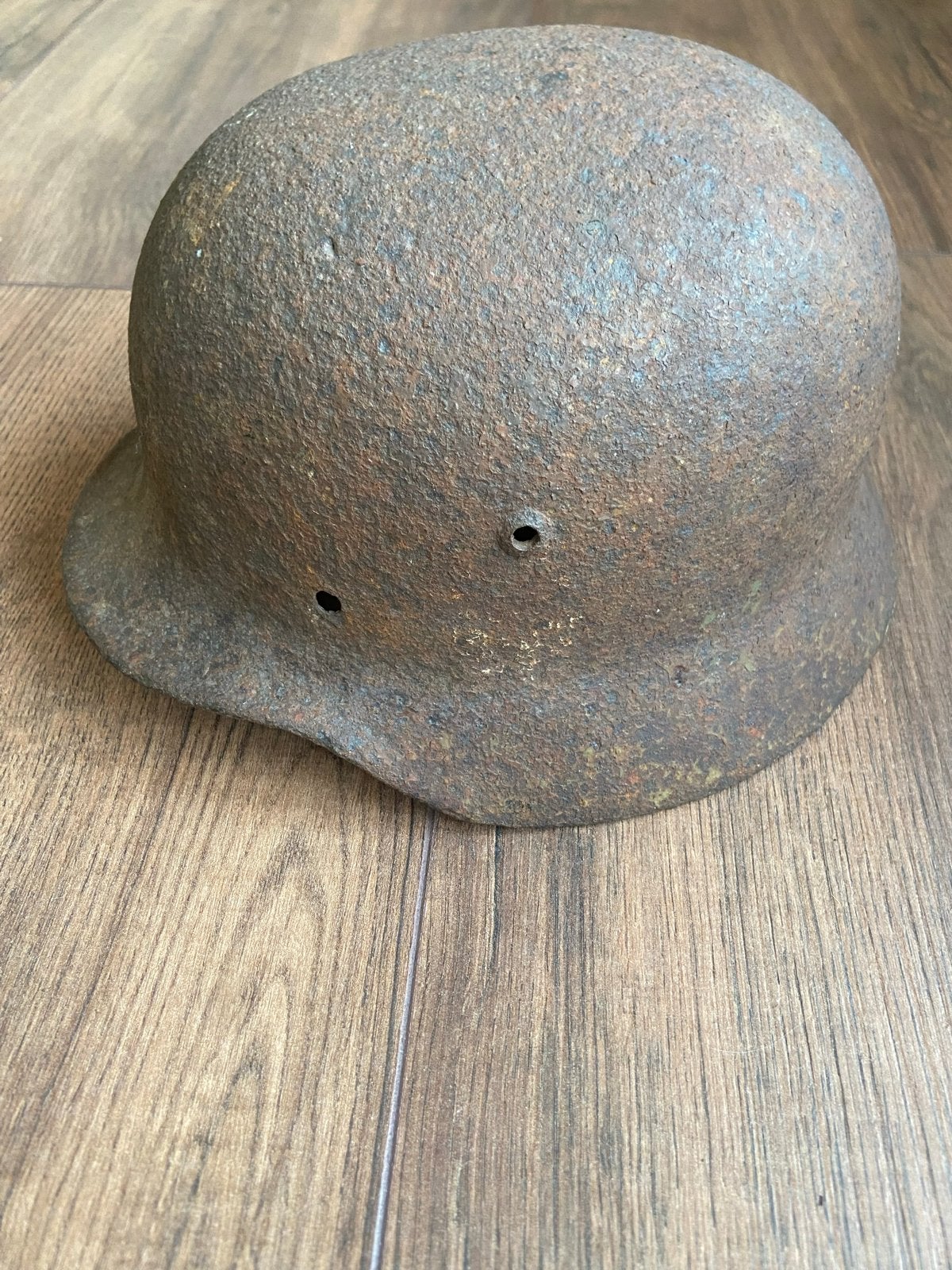 Duitse helm - Bodemvondst WOII Heer decal, Ophalen of Verzenden, Landmacht, Duitsland, Helm of Baret