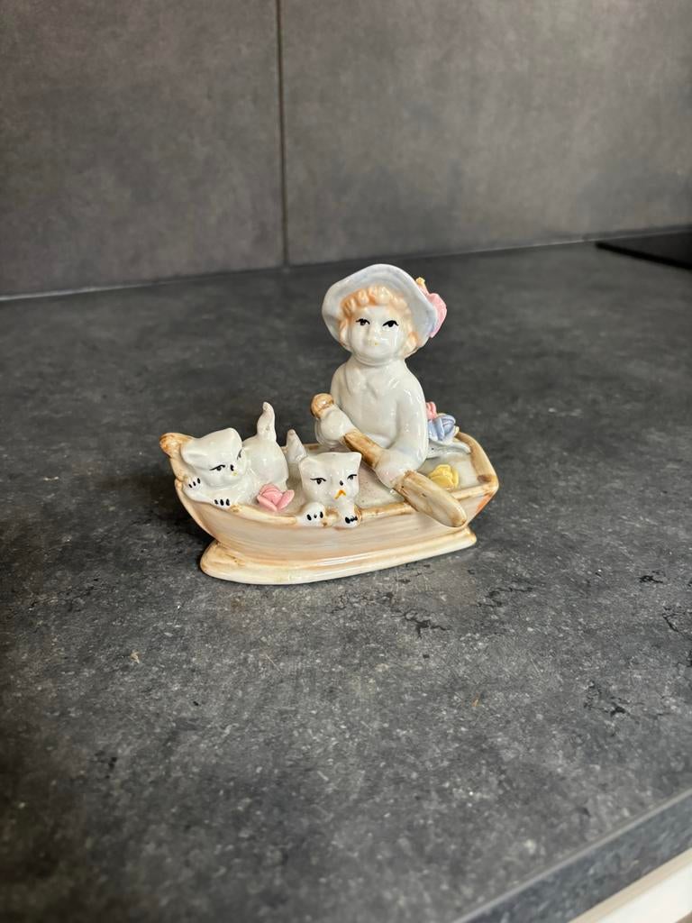 Antiek beeldje van meisje in boot met katten, Ophalen of Verzenden, Gebruikt, Mens