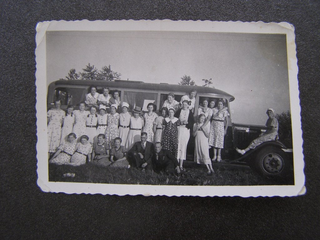 Kleine foto: Groep jonge vrouwen, bij / zittend op oude bus, Gebruikt, Foto, Ophalen of Verzenden, Voor 1940