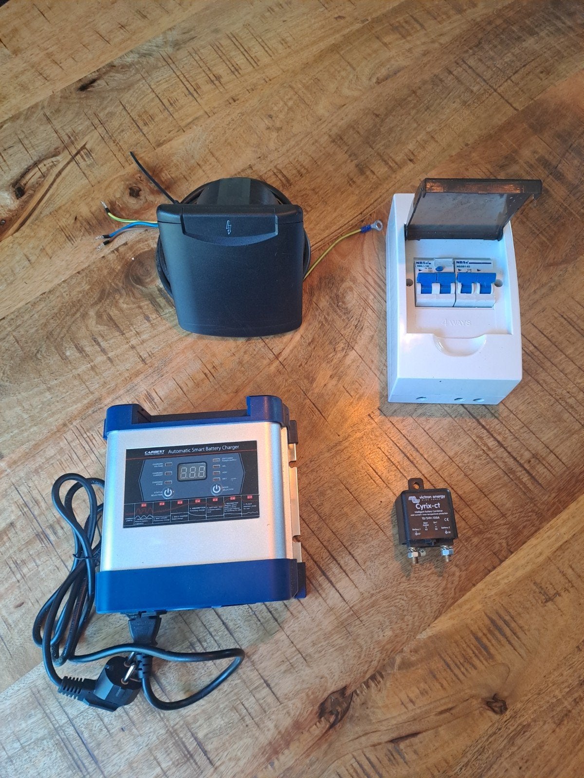 Complete set voor camper: lader, omvormer, zekeringkast, Ophalen, Gebruikt, Universele onderdelen