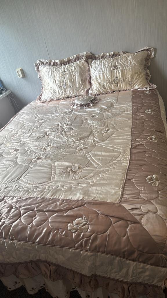 Luxe Bedsprei met Kussens - Crème/Bruin, Huis en Inrichting, Ophalen of Verzenden, Zo goed als nieuw
