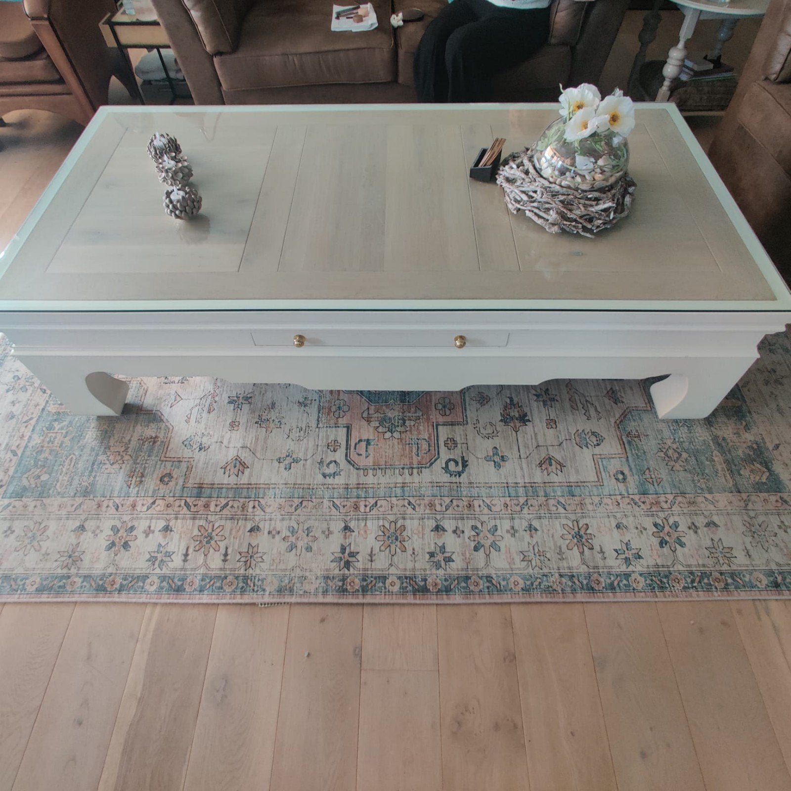 Foto 2 van grote opiumtafel 200x100. kleur wit met naturelblad.i