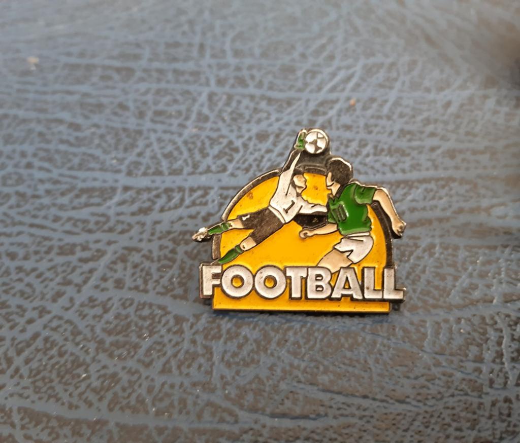 Pin met voetballers, Ophalen of Verzenden, Nieuw, Sport, Speldje of Pin