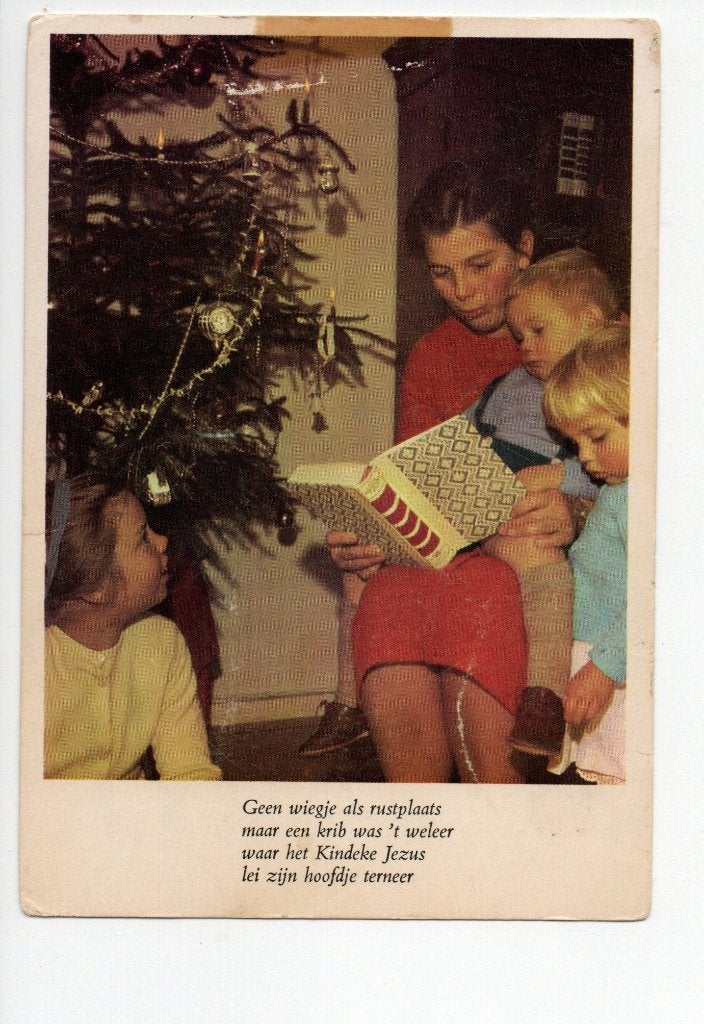 Vintage Kerstkaart - Gezin bij Kerstboom (1970), Ophalen of Verzenden, 1960 tot 1980, Gelopen, Zuid-Holland