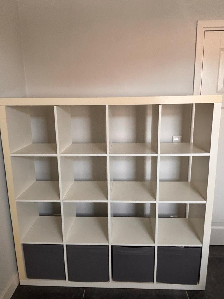 IKEA Kallax kast 16 vakken met optioneel 4 grijze bakken, Ophalen, Met plank(en), Gebruikt, 100 tot 150 cm