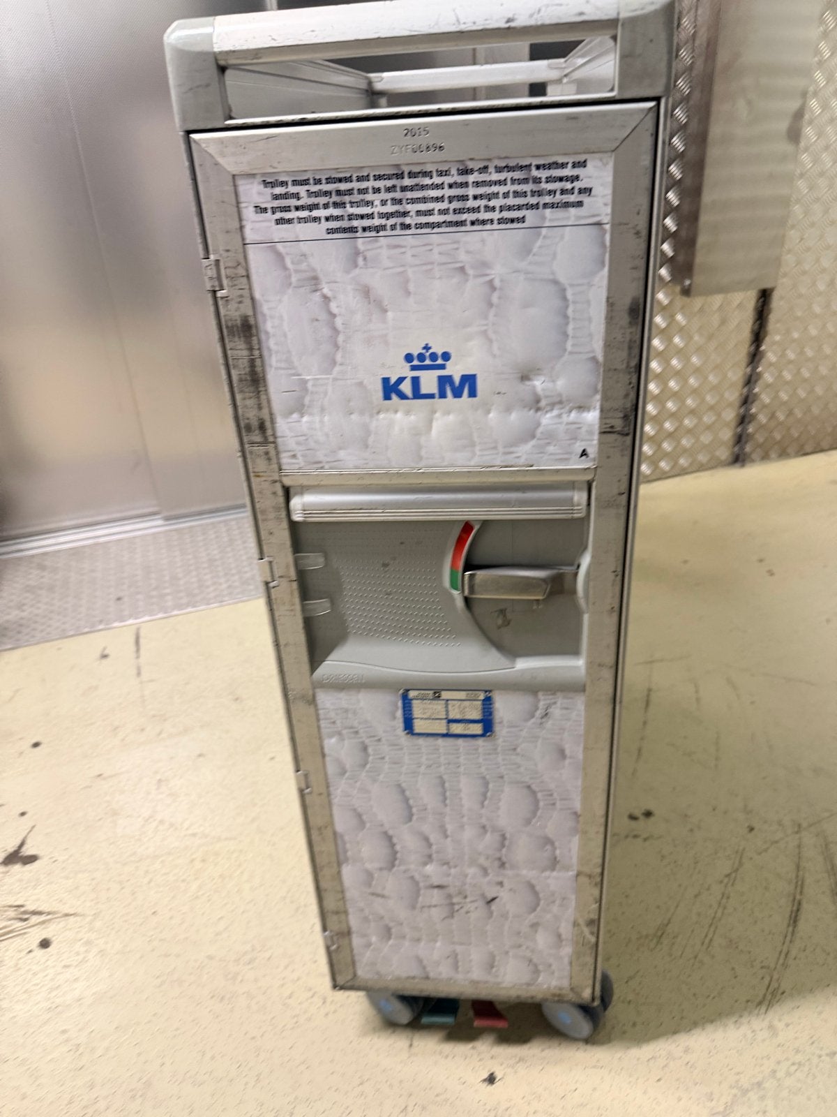Foto 2 van KLM Vliegtuig Trolley - Uniek Decoratief Item