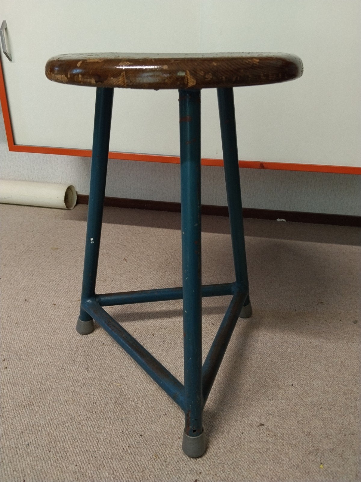 Industriële schoolkruk (driepoot) - geleefde houten zitting, Ophalen, Gebruikt, Blauw, Vintage, Industrieel