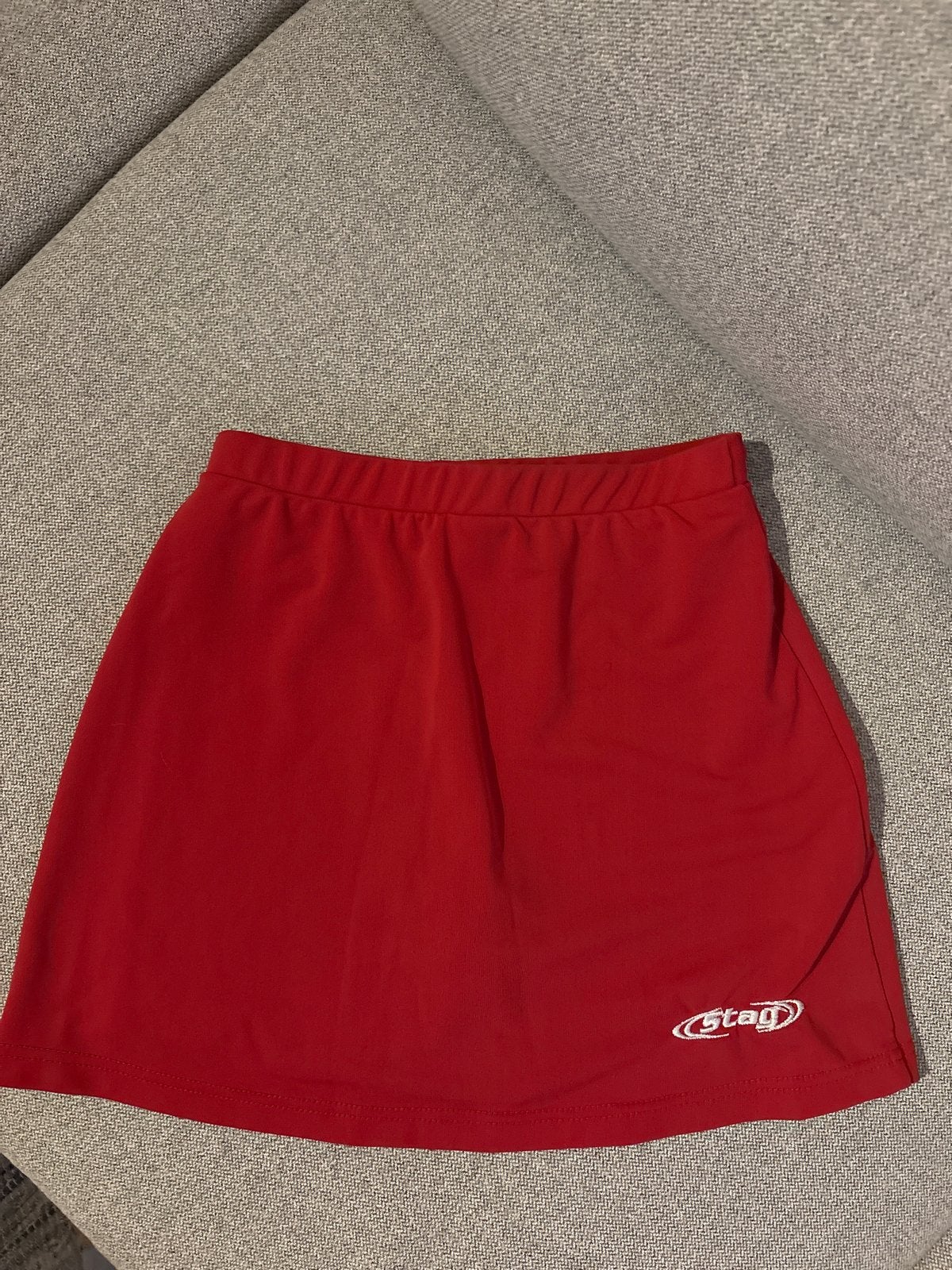 Stag rood hockeyrokje maat 152 - Zo goed als nieuw, Ophalen of Verzenden, Zo goed als nieuw, Kleding