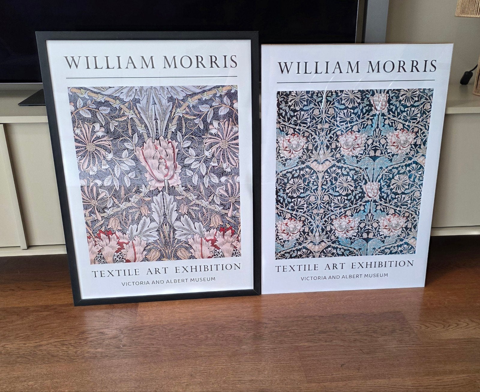 2x William Morris posters 50x70, 1 met lijst, Ophalen, 50 – 75, Zo goed als nieuw, Foto of Poster