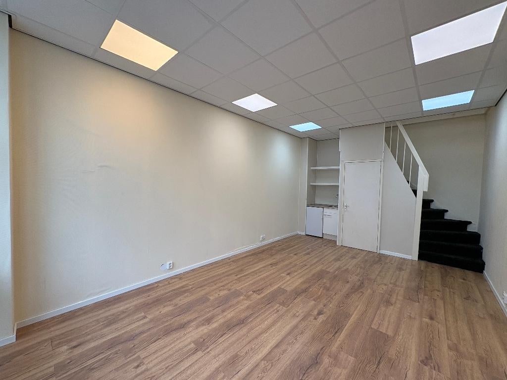 KANTOOR-STUDIO-KAPPER-MASSAGE-CREATIEVE-LES-UNIT-FYSIO-WERK-, 55 m², Huur, Kantoorruimte