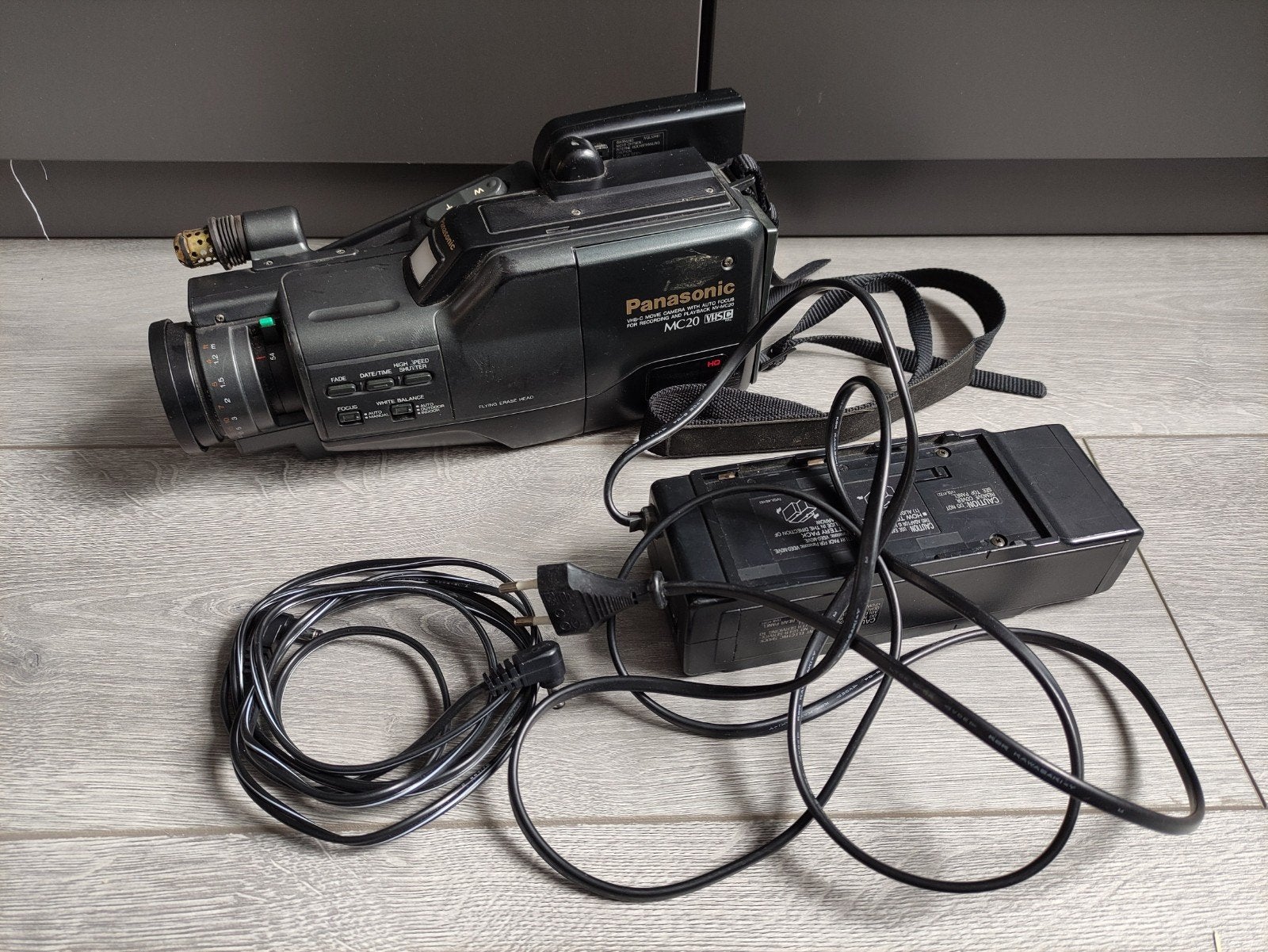 Panasonic MC20 VHSC videocamera met kabels, Ophalen of Verzenden