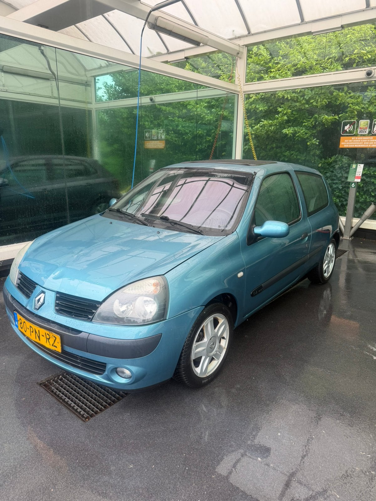 Renault Clio 1.4 16V Autbas E3 2004 Blauw, Voorwielaandrijving, 15 km/l, 40 €/maand, Blauw