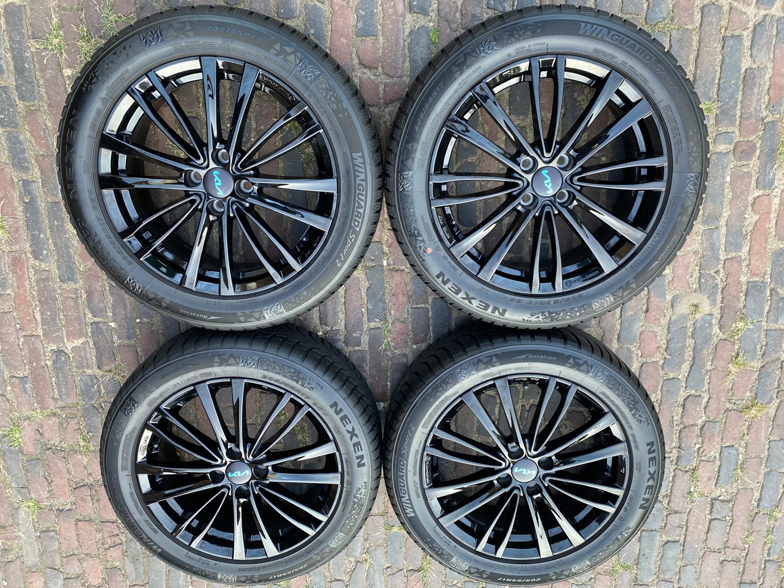NIEUWE zwarte 17” Kia Stonic velgen + tpms + winterbanden, Banden en Velgen, Nieuw, 17 inch, 205 mm