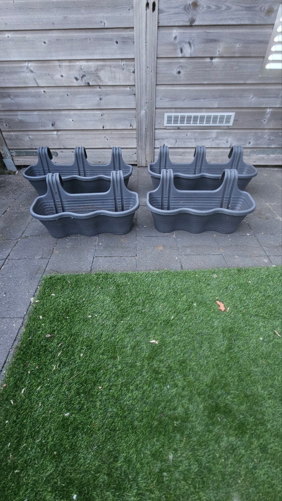 Set van 4 grijze kunststof bloembakken, Tuin en Terras, Bloembakken en Plantenbakken, Ophalen, Kunststof, Gebruikt, Minder dan 30 cm