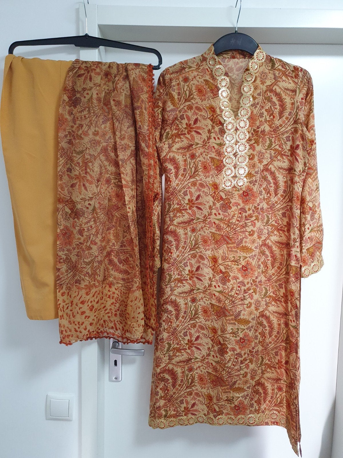 Prachtige Indiase Salwar Kameez - Zo goed als nieuw maat S, Overige typen, Beige, Ophalen of Verzenden, Maat 36 (S)